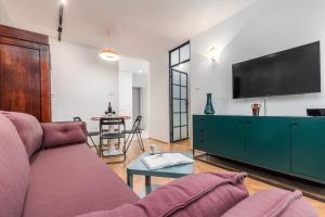 Televízia a/alebo spoločenská miestnosť v ubytovaní Apartments City Center Warsaw by Noclegi Renters
