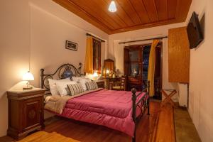 Postel nebo postele na pokoji v ubytování Hotel PARALIAKO Kyparissi