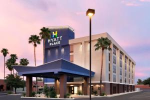 uma representação de um hotel com um poste de luz e palmeiras em Hyatt Place Tucson Central em Tucson