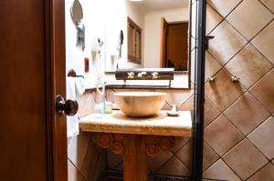 圣克里斯托瓦尔-德拉斯卡萨斯Casa de los Arcángeles的一个带碗水槽的柜台浴室 更多39张照片