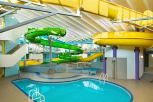 un parque acuático con tobogán y piscina en Travelodge Hotel by Wyndham Saskatoon, en Saskatoon