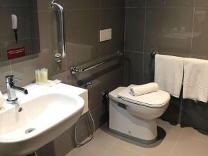 Um banheiro em Novotel Curitiba Batel