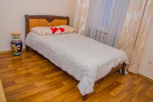 Кровать или кровати в номере Apartment on Malaya Arnautskaya 21