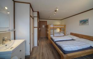 Een bed of bedden in een kamer bij Swiss Lodge Hotel Bernerhof