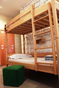 Ένα ή περισσότερα κρεβάτια σε δωμάτιο στο Envoy Hostel & Tours