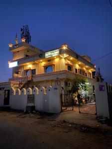 un bâtiment avec une clôture devant lui dans l'établissement Hotel The Village Heart, à Sawai Madhopur
