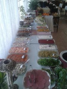 una linea a buffet con molti tipi di cibo diversi di Konak Saray Hotel a Smirne