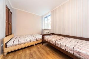 - 2 lits dans une chambre avec fenêtre dans l'établissement Dom v Arkadii, à Odessa