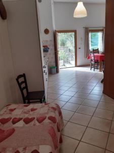 sypialnia z łóżkiem, stołem i krzesłami w obiekcie Il Pesco - CIR 0024 w mieście Nus