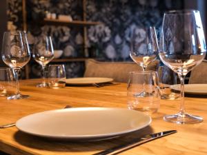 - une table avec une assiette et des verres à vin dans l'établissement Ferienwohnung Alpzeit, à Blaichach