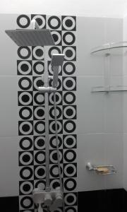 a bathroom with a black and white wall at Casanier Apartment in Pereybere