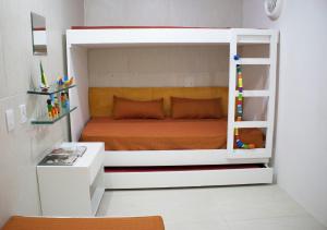 1 dormitorio con 1 cama con litera blanca en Casa Mirar Recife de Olinda en Olinda