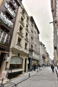 un edificio en una calle con gente caminando delante de él en Sunlife Oldcity, en Estambul