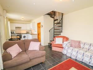 ein Wohnzimmer mit 2 Sofas und einer Treppe in der Unterkunft Mullaghderg Banks in Letterkenny