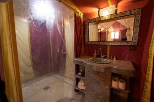 Koupelna v ubytování Sahara Desert Luxury Camp