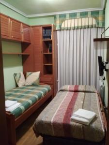 um quarto com 2 camas e um closet em Apartamento GALLARZA con Parking em Ezcaray