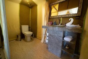 Koupelna v ubytování Sahara Desert Luxury Camp