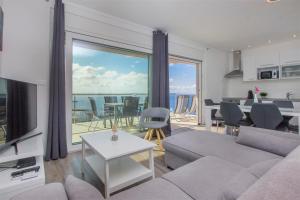 uma sala de estar com vista para o oceano em Villa top of Murter, two bedroom apartment 2 em Murter