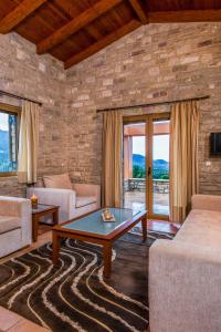 een woonkamer met banken en een salontafel bij Enastron Villas in Kyparissia
