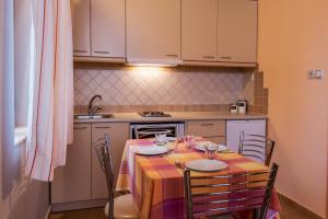 Kuchyň nebo kuchyňský kout v ubytování Enastron Villas