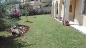 Puutarhaa majoituspaikan Apartment Barba ulkopuolella