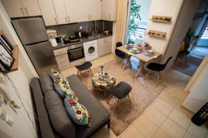salon z kanapą i stołem w kuchni w obiekcie Boheme and Style w Prewezie
