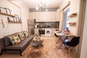 salon z kanapą i stołem w obiekcie Boheme and Style w Prewezie +37 zdjęć