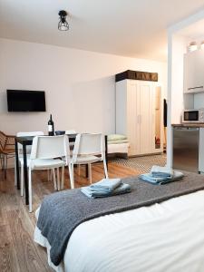クリニツァ・ズドルイにあるForRest Apartment Krynicaのベッド、テーブル、椅子が備わる客室です。