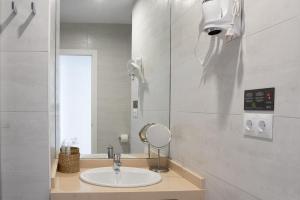 A bathroom at Hotel Matilde by Grupo Matilde