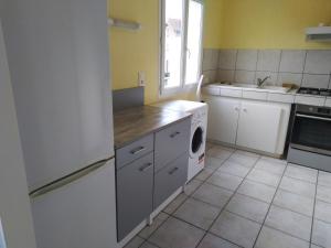 een keuken met een witte koelkast en een vaatwasser bij logis SAINT AUSTREMOINE in Issoire