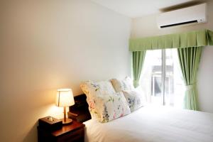 a bedroom with a white bed with a window at KIYOMIZU GOJO IZUMO SOU-Vacation STAY 72418 in Kyoto