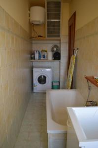 德蒙泰的住宿－Cà di Candi，一间带水槽和洗衣机的浴室