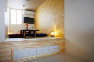 a living room with a table and a wall at KIYOMIZU GOJO IZUMO SOU-Vacation STAY 72418 in Kyoto