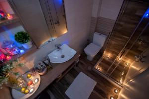 nad głową łazienki z umywalką i toaletą w obiekcie Boheme and Style w Prewezie