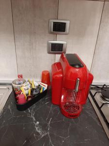 a red blender sitting on top of a kitchen counter at ROSE HOUSE in Siracusa