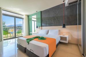 1 dormitorio con 2 camas y ventana grande en Corissia Princess Hotel , en Georgioupolis