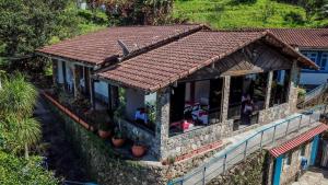 une maison dotée d'un toit en carrelage. dans l'établissement Pousada do Escultor, à Cachoeiras de Macacu