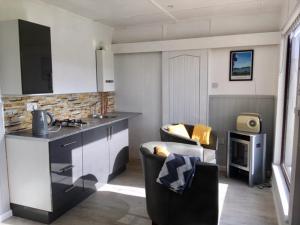 Kuchyň nebo kuchyňský kout v ubytování Ade's River Cabin