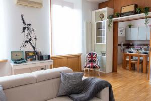uma sala de estar com um sofá e uma sala de jantar em Number 3 Charming Appartment Old Town Parma em Parma