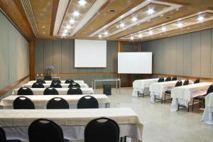 Una sala de conferencias con mesas, sillas y una pantalla. en Da Vinci Hotel & Conventions by Easy Hotéis, en Manaus 30 fotos más
