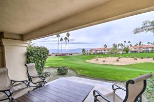 patio con sedie e vista su un campo da golf di Palm Royale CC Apt with Golf Course and Mtn Views! a La Quinta