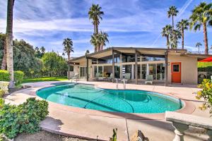 uma casa com piscina em frente a uma casa em Palm Springs Oasis with Pool and Golf Course Views! em Palm Springs