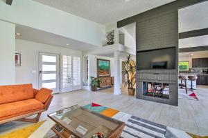 uma sala de estar com um sofá e uma lareira em Palm Springs Oasis with Pool and Golf Course Views! em Palm Springs