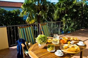 una mesa de madera con un montón de comida. en Apartments Marija en Sukošan