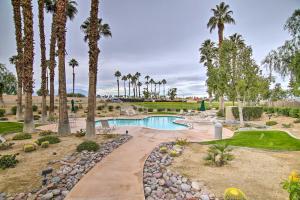Foto da galeria de Palm Royale CC Apt with Golf Course and Mtn Views! em La Quinta