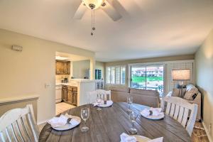 una sala da pranzo e una cucina con tavolo e sedie di Palm Royale CC Apt with Golf Course and Mtn Views! a La Quinta