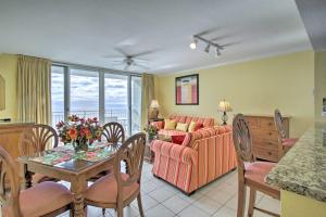 ein Wohnzimmer mit einem Tisch und einem Sofa in der Unterkunft Beachfront Condo with Emerald Beach Resort Amenities in Panama City Beach