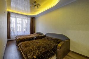 ein Hotelzimmer mit 2 Betten und einem Fenster in der Unterkunft Kyivska Apartments in Lwiw