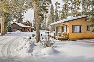 een blokhut in de sneeuw met een sneeuwoverdekte tuin bij Direct Beach Access Grand Lake Cabin with Deck! in Grand Lake