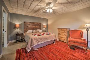 1 dormitorio con 1 cama, 1 silla y ventilador de techo en Family and Fisherman Friendly Home on Beaver Lake!, en Garfield